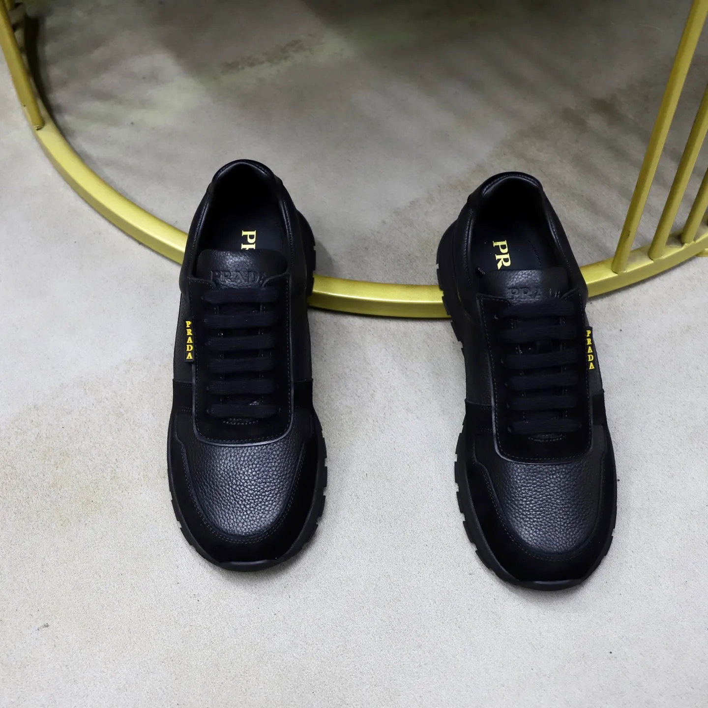 Factory price: 740💰Top original order Brand: PRADA (Prada) Standard code: Men's size 38/44 (45 can be customized) Grade: Same as the official website Material: Original cowhide stitching imported cowhide lining Original combination two-color wear-resistant soft outsole Style category: Leisure and sports version Young fashion European and American trend British style Color: Real picture color